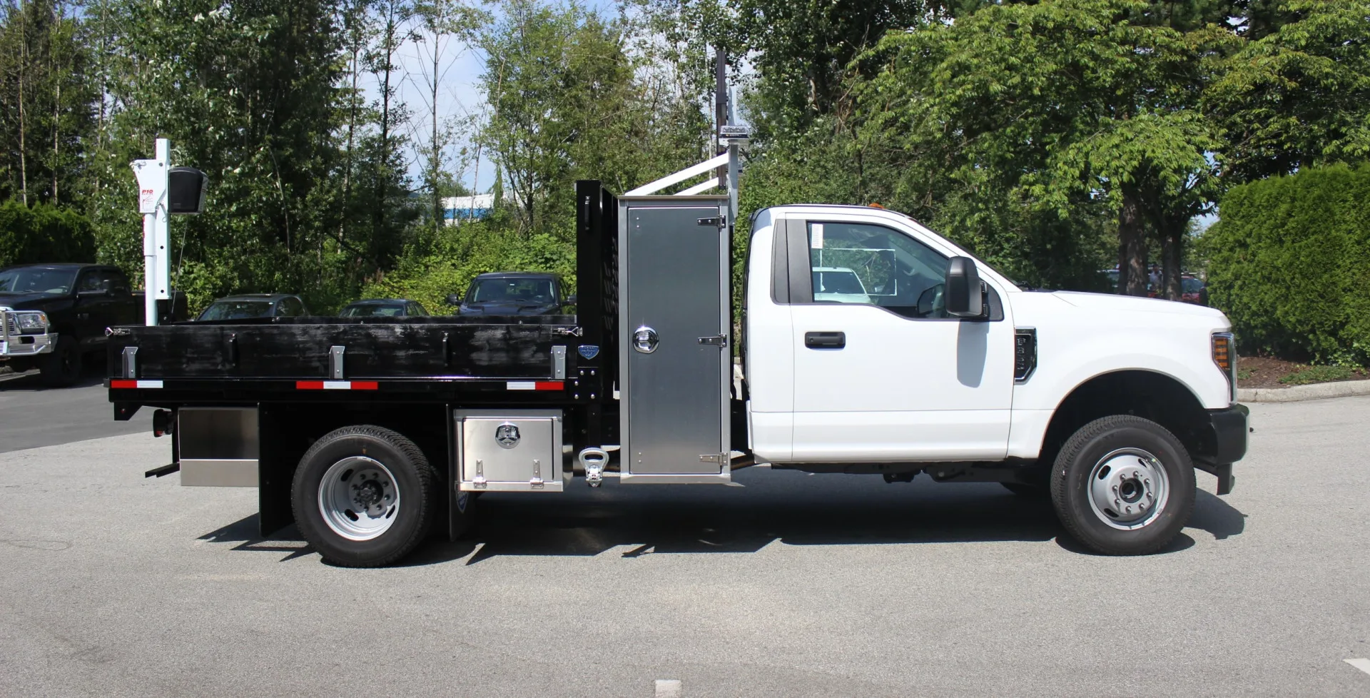 flat deck truck with crane